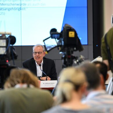 Der Leiter des Verfassungsschutzes legt die Begründung dafür vor, warum die AfD in Brandenburg als gesichert rechtsextremistische Bestrebung eingestuft wird.