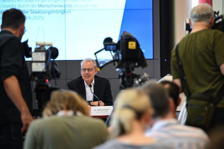 Der Leiter des Verfassungsschutzes legt die Begründung dafür vor, warum die AfD in Brandenburg als gesichert rechtsextremistische Bestrebung eingestuft wird.
