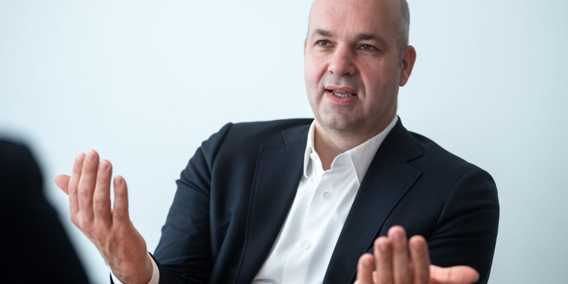 DIW-Präsident Marcel Fratzscher zieht mit einem Vorschlag für eine Rentner-Pflichtjahr Kritik auf sich. (Archivbild)