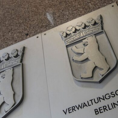 Das Verwaltungsgericht Berlin droht der Bundesregierung ein Zwangsgeld an. Sie müsse zeitnah über den Antrag einer afghanischen Familie entscheiden. (Symbolbild)