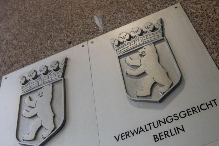 Das Verwaltungsgericht Berlin droht der Bundesregierung ein Zwangsgeld an. Sie müsse zeitnah über den Antrag einer afghanischen Familie entscheiden. (Symbolbild)