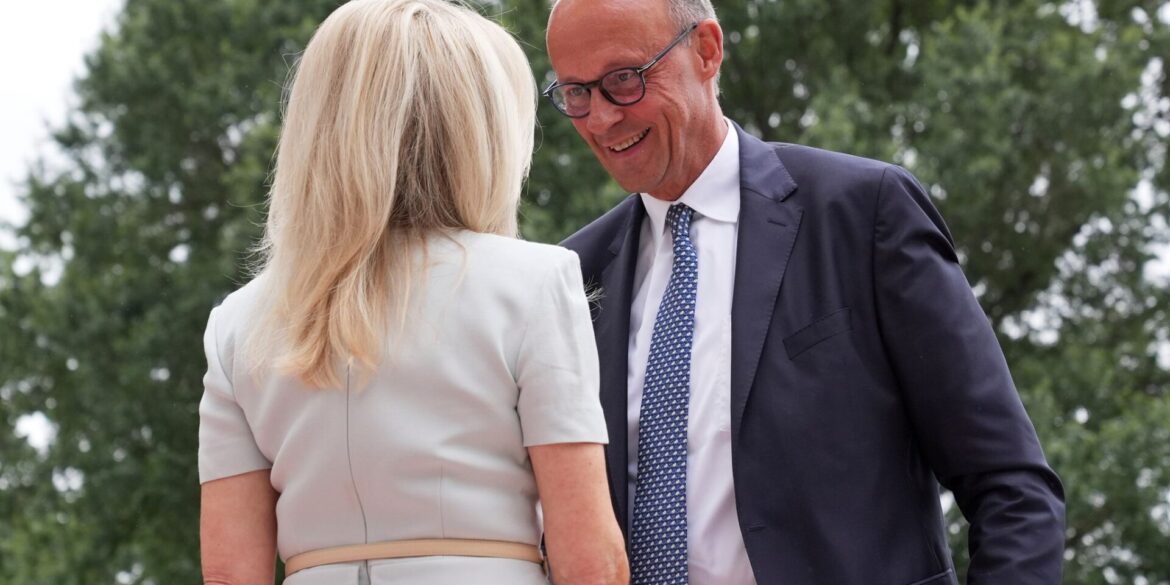 Monica Crowley (l), Protokollchefin des Weißen Hauses, begrüßt Bundeskanzler Friedrich Merz (CDU) bei seiner Ankunft zu einem Treffen mit US-Präsident Trump und dem ukrainischen Präsidenten Selenskyj im Weißen Haus.