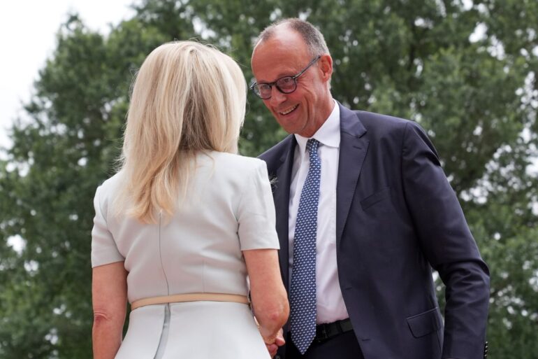 Monica Crowley (l), Protokollchefin des Weißen Hauses, begrüßt Bundeskanzler Friedrich Merz (CDU) bei seiner Ankunft zu einem Treffen mit US-Präsident Trump und dem ukrainischen Präsidenten Selenskyj im Weißen Haus.