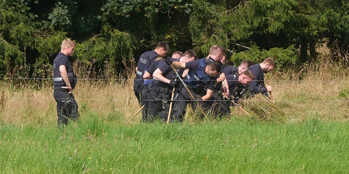 Polizisten sicherten nach dem Leichenfund Spuren.