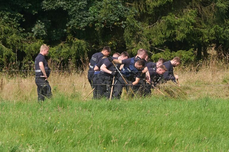 Polizisten sicherten nach dem Leichenfund Spuren.