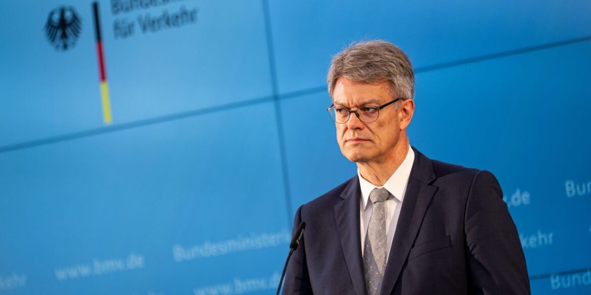 Verkehrsminister Schnieder hat den personellen Umbruch bei der Bahn eingeleitet.