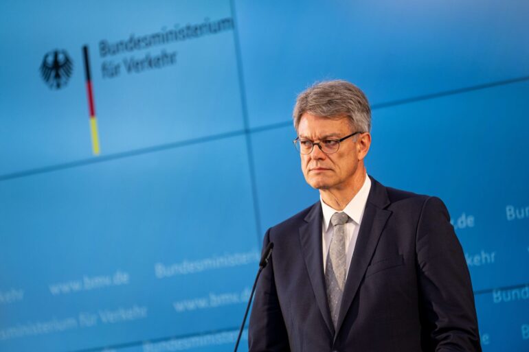 Verkehrsminister Schnieder hat den personellen Umbruch bei der Bahn eingeleitet.