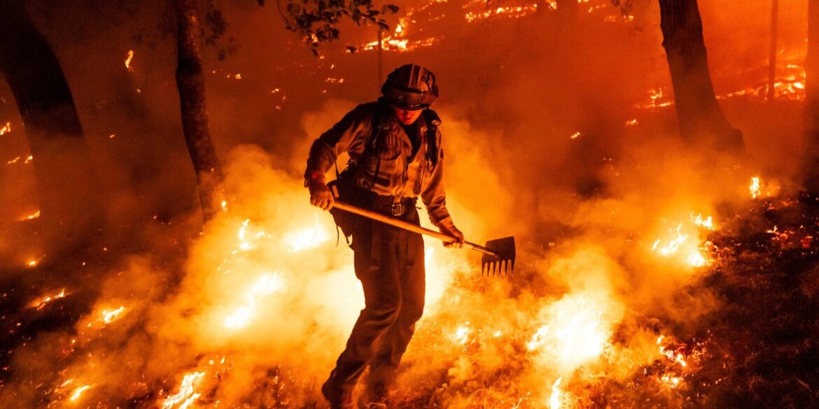 Flammen des Pickett-Feuers umzingeln einen Feuerwehrmann in Kalifornien.