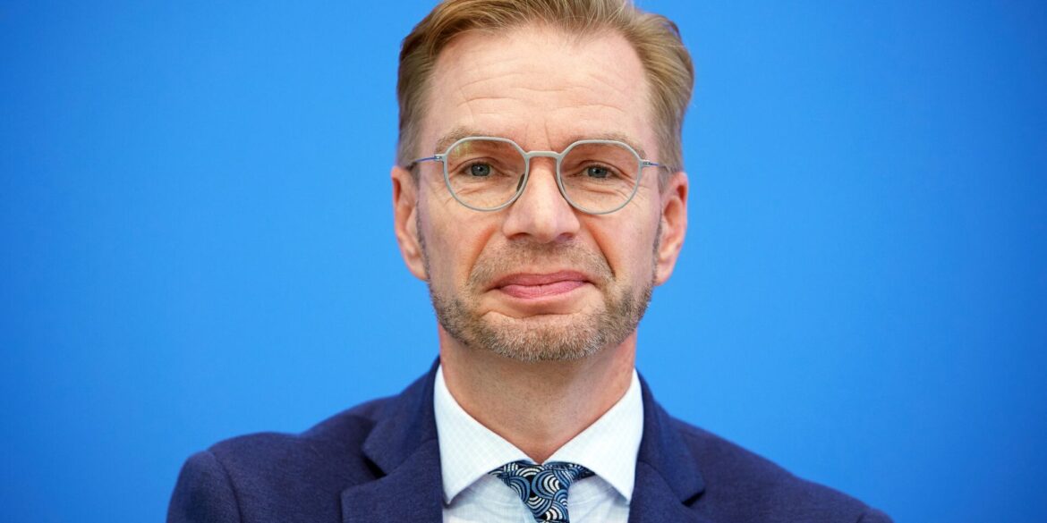 Holznagel forderte, die Zahl neuer Verbeamtungen auf ein Minimum und ausschließlich auf die hoheitlichen Kernbereiche zu beschränken – bei der Polizei, in der Finanzverwaltung und in der Justiz. (Archivbild)