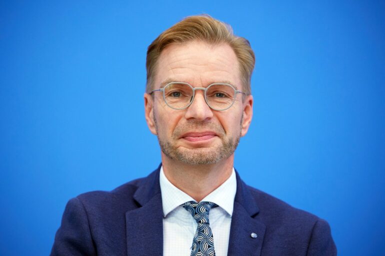 Holznagel forderte, die Zahl neuer Verbeamtungen auf ein Minimum und ausschließlich auf die hoheitlichen Kernbereiche zu beschränken – bei der Polizei, in der Finanzverwaltung und in der Justiz. (Archivbild)