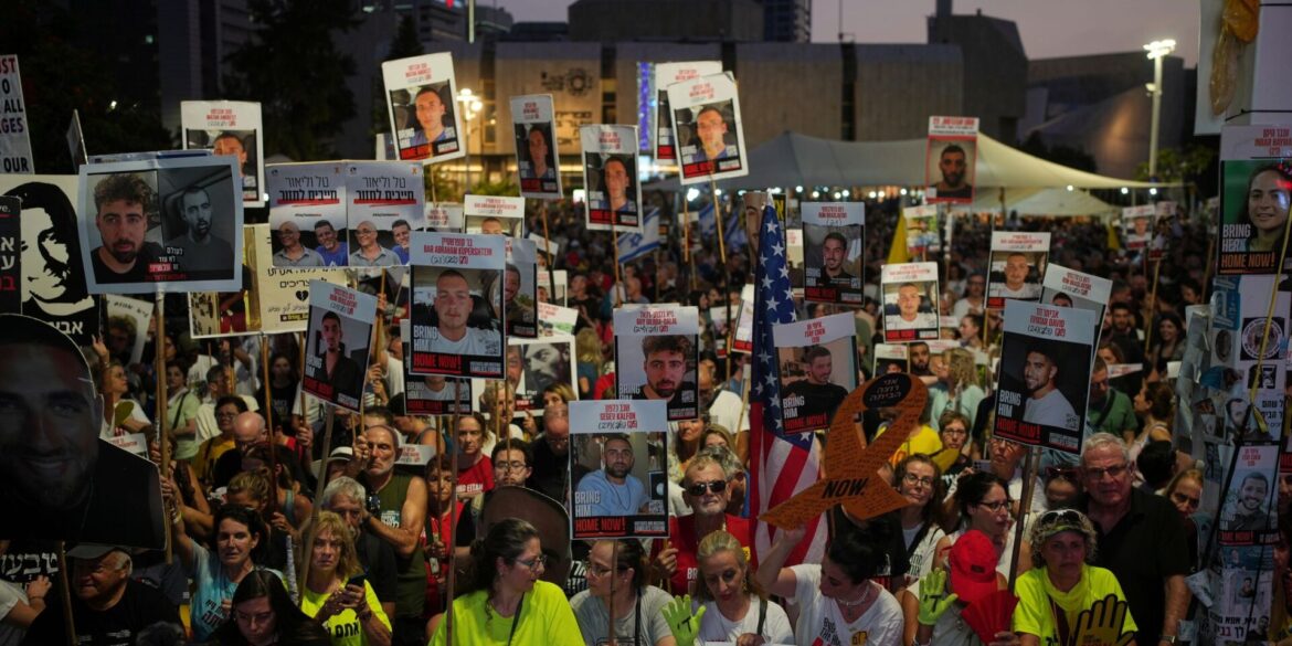 Zehntausende Menschen demonstrierten in Tel Aviv gegen die von der israelischen Regierung geplante Ausweitung des Gaza-Kriegs.