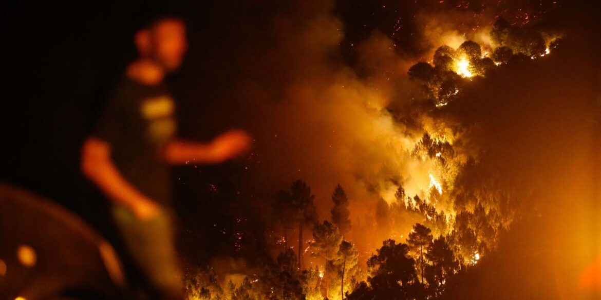 Ein Mann ist vor den Flammen eines Brandes im spanischen Quiroga zu sehen. In Galicien gibt es derzeit gleich mehrere Brände, bei denen bisher zehntausende Hektar an Wald- und Vegetationsfläche verbrannt sind.