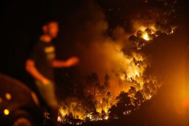 Ein Mann ist vor den Flammen eines Brandes im spanischen Quiroga zu sehen. In Galicien gibt es derzeit gleich mehrere Brände, bei denen bisher zehntausende Hektar an Wald- und Vegetationsfläche verbrannt sind.