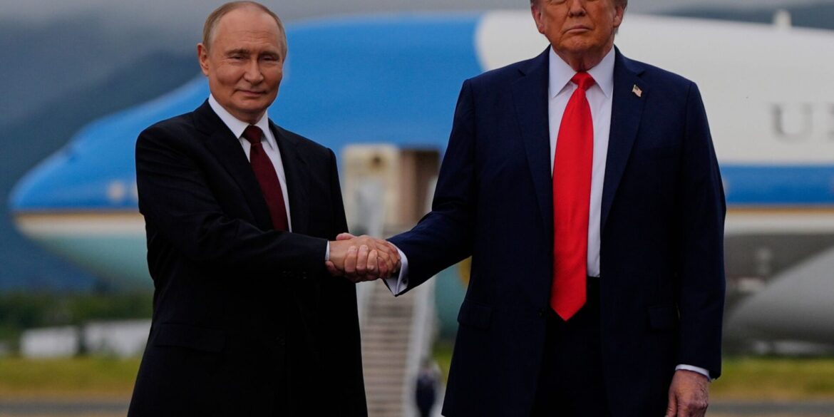 US-Präsident Donald Trump (r) und der russische Präsident Wladimir Putin geben sich auf dem Militärstützpunkt Joint Base Elmendorf-Richardson (in Alaska) die Hand.