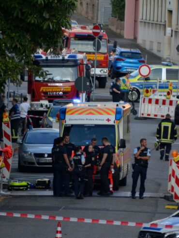 Einsatzkräfte riegeln den Tatort in Völklingen ab.