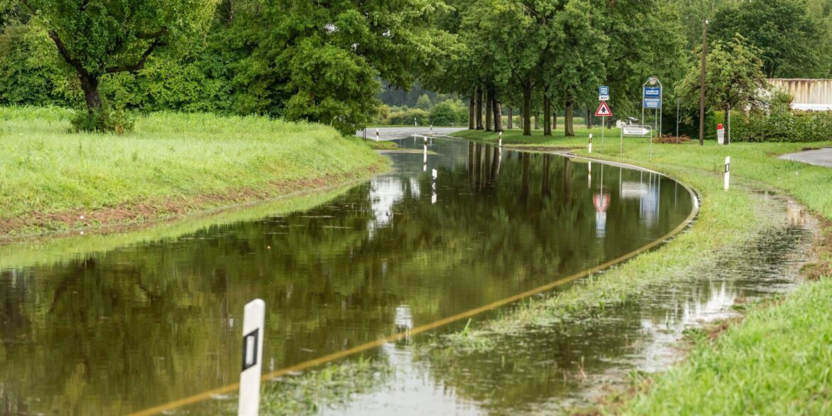 "Wasserstraße": Die Landstraße 220 bei Böhringen im Landkreis Konstanz ist nach Starkregen überschwemmt und sieht aus wie ein Fließgewässer.