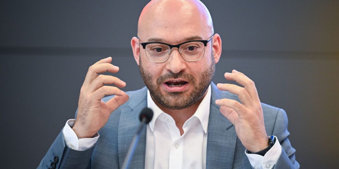 Brandenburgs Innenminister René Wilke (parteilos) ist überzeugt, dass die AfD den demokratischen Staat zerstören will.