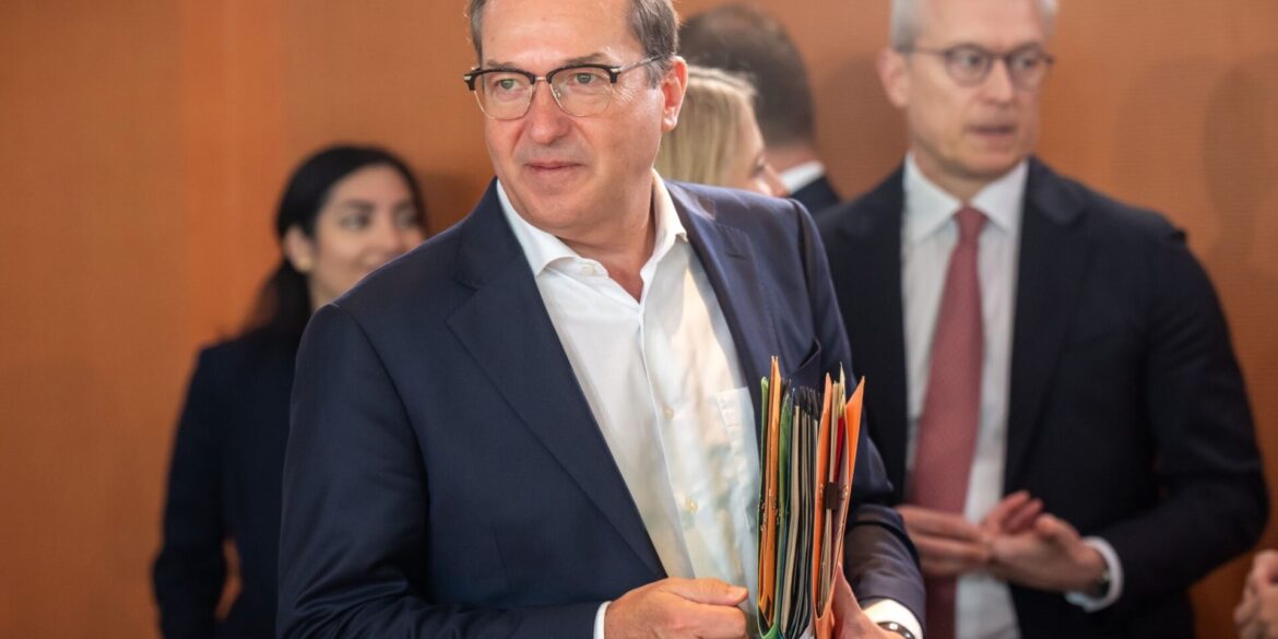 Bundesinnenminister Dobrindt will die Grenzkontrollen verlängern.