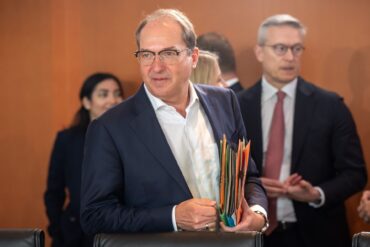 Bundesinnenminister Dobrindt will die Grenzkontrollen verlängern.