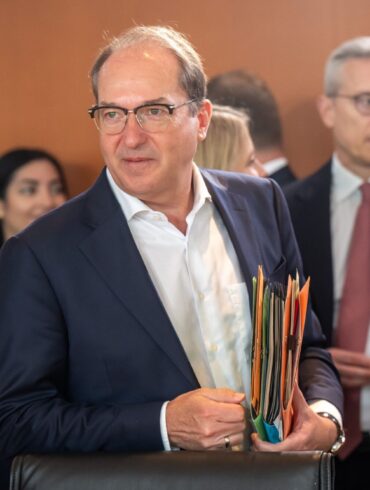 Bundesinnenminister Dobrindt will die Grenzkontrollen verlängern.