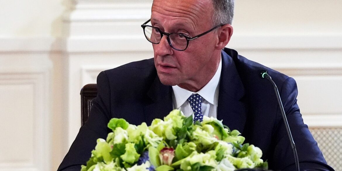 Kanzler Merz wird von US-Präsident Trump für seinen Teint bewundert.