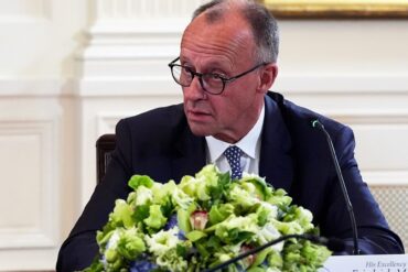 Kanzler Merz wird von US-Präsident Trump für seinen Teint bewundert.