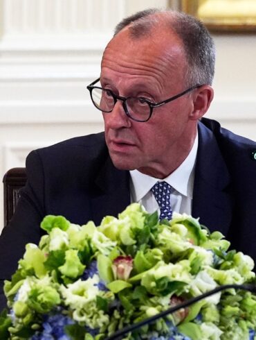 Kanzler Merz wird von US-Präsident Trump für seinen Teint bewundert.