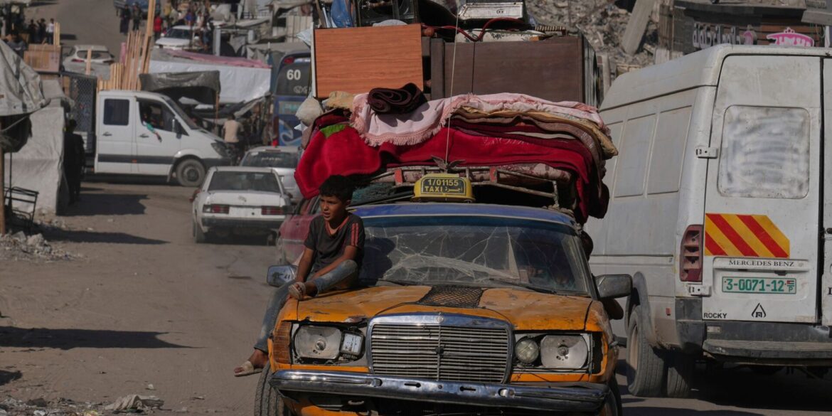 Palästinenser fliehen aus dem nördlichen Gazastreifen mit einem uralten Mercedes, auf den sie ihre Habseligkeiten geladen haben.