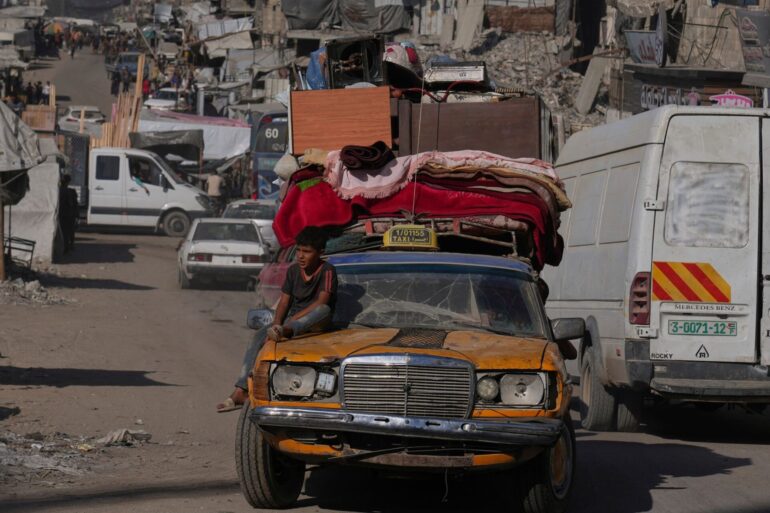 Palästinenser fliehen aus dem nördlichen Gazastreifen mit einem uralten Mercedes, auf den sie ihre Habseligkeiten geladen haben.