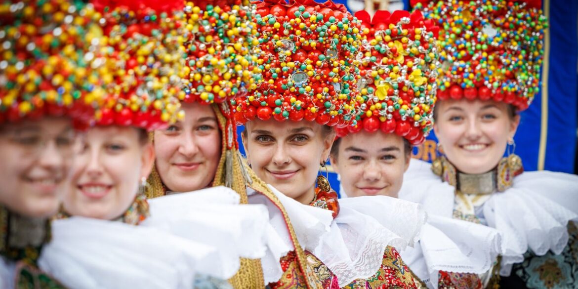 Mitglieder der Trachtengruppe Schaumburg Lippe tragen beim Tag der Niedersachsen in Osnabrück ihre traditionelle Tracht.