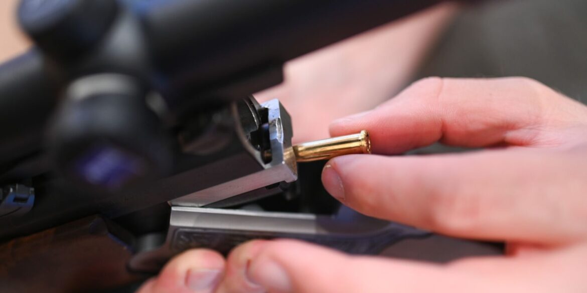 Bei einem 60-jährigen Mann in Lübtheen hat die Polizei nach eigenen Angaben Waffen und Sprengstoff sichergestellt. (Symbolbild)