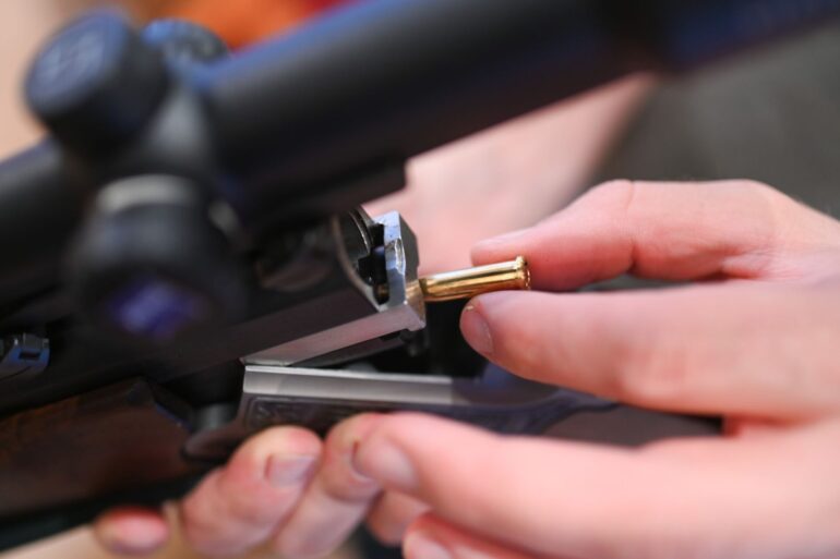Bei einem 60-jährigen Mann in Lübtheen hat die Polizei nach eigenen Angaben Waffen und Sprengstoff sichergestellt. (Symbolbild)
