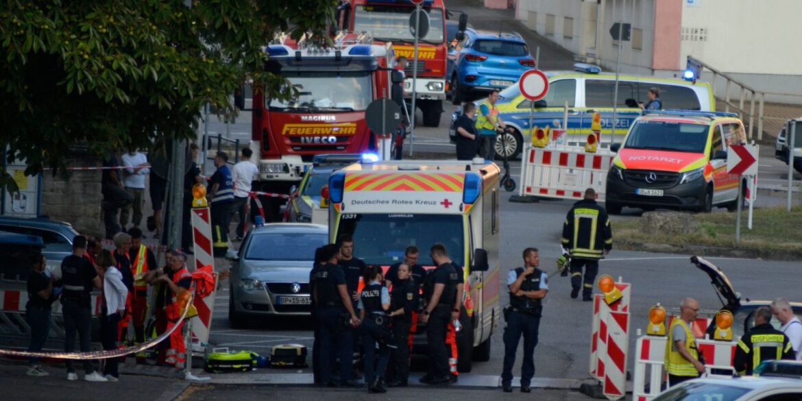 Einsatzkräfte riegeln den Tatort in Völklingen ab.