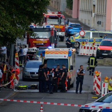 Einsatzkräfte riegeln den Tatort in Völklingen ab.