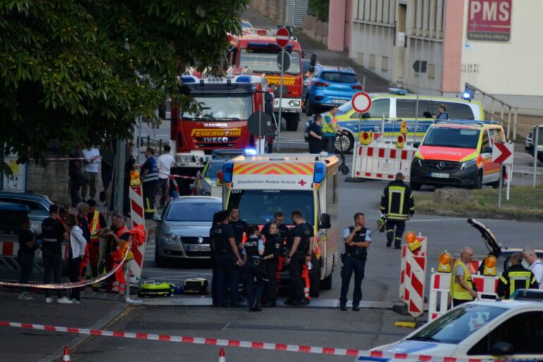 Einsatzkräfte riegeln den Tatort in Völklingen ab.