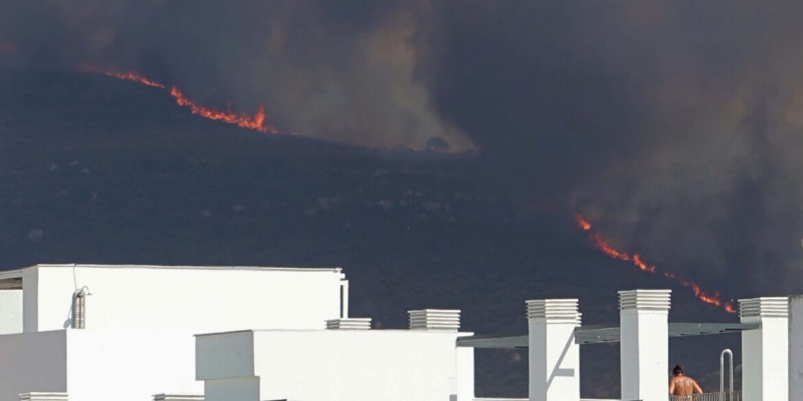 Schwarzer Rauch steigt in den Himmel während eines Brandes an der Costa de la Luz in Südspanien.