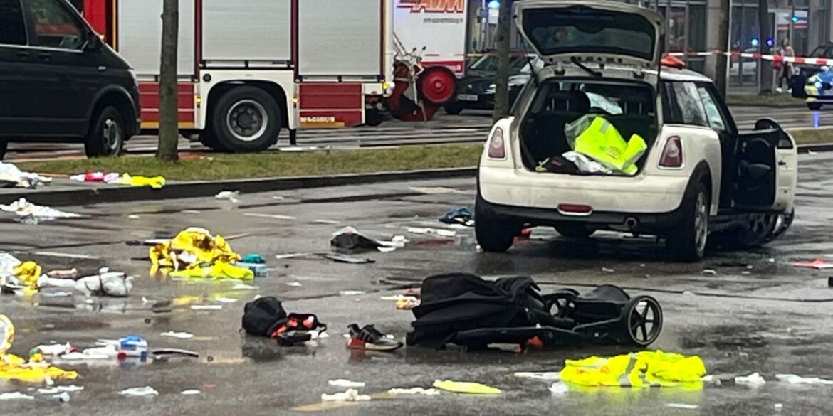 Mit seinem Auto überfuhr der Mann mehrere Menschen. (Archivbild)