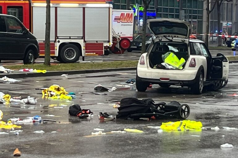 Mit seinem Auto überfuhr der Mann mehrere Menschen. (Archivbild)