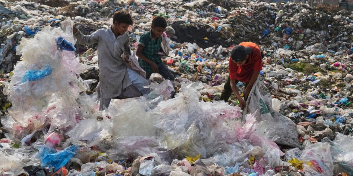 Plastikabfall wird auch exportiert und vermüllt viele Entwicklungsländer (Symbolbild)