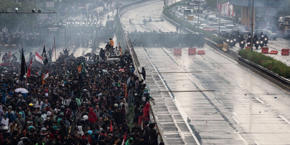 In vielen Landesteilen gibt es seit Tagen heftige Proteste.