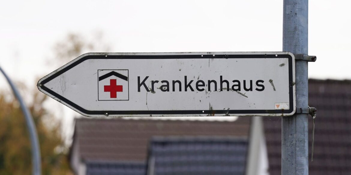 Krankenkassen warnen vor weniger strengen Standards für die Kliniken. (Symbolbild)
