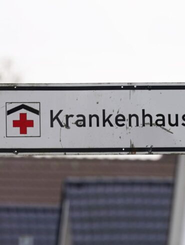 Krankenkassen warnen vor weniger strengen Standards für die Kliniken. (Symbolbild)
