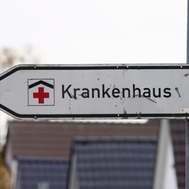 Krankenkassen warnen vor weniger strengen Standards für die Kliniken. (Symbolbild)