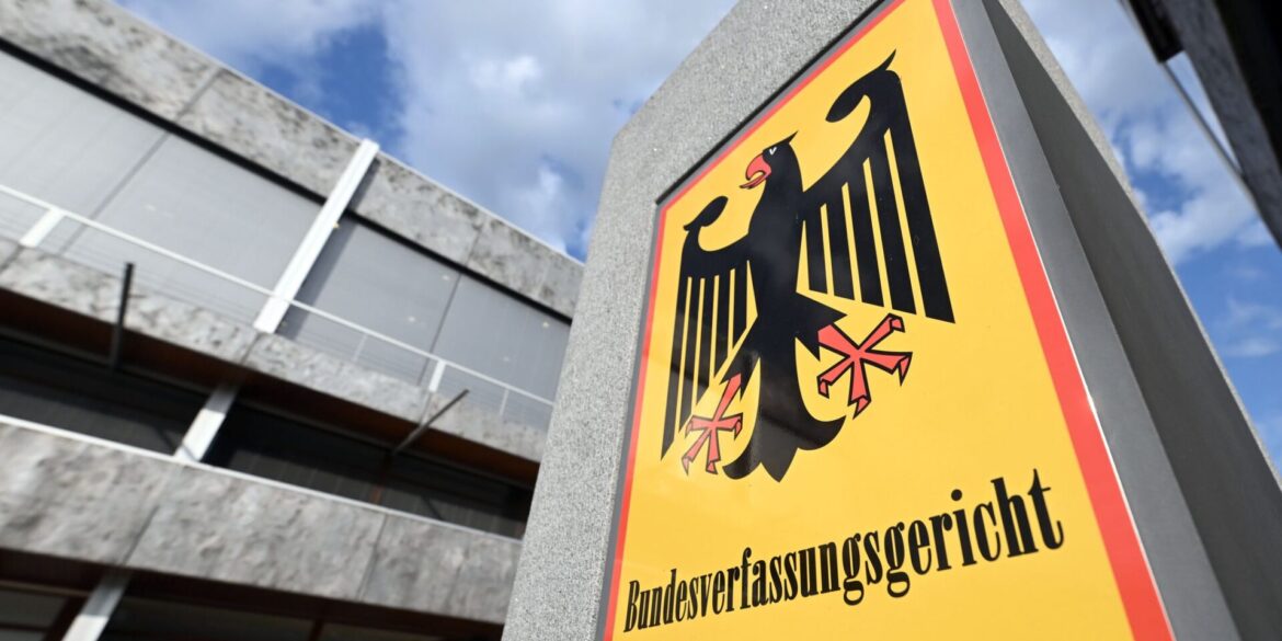 Der Karlsruher Senat hat eine Klage gegen Befugnisse der Ermittlungsbehörden unter die Lupe genommen. (Archivbild)