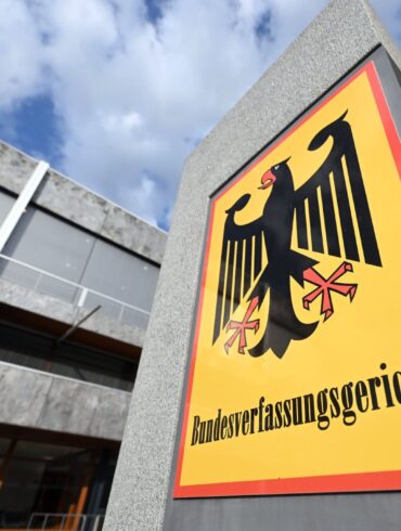Der Karlsruher Senat hat eine Klage gegen Befugnisse der Ermittlungsbehörden unter die Lupe genommen. (Archivbild)