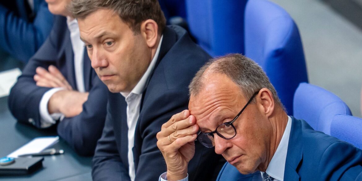 Klingbeil (m.) und Merz (r.) sind sich nicht einig. (Archivbild)