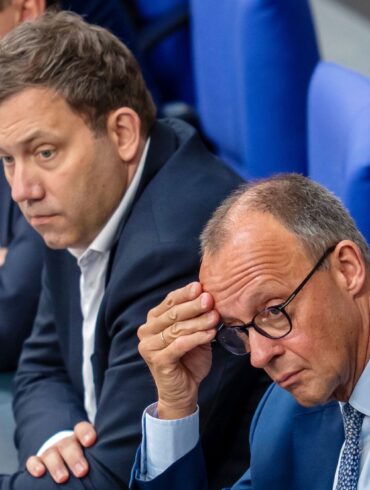 Klingbeil (m.) und Merz (r.) sind sich nicht einig. (Archivbild)