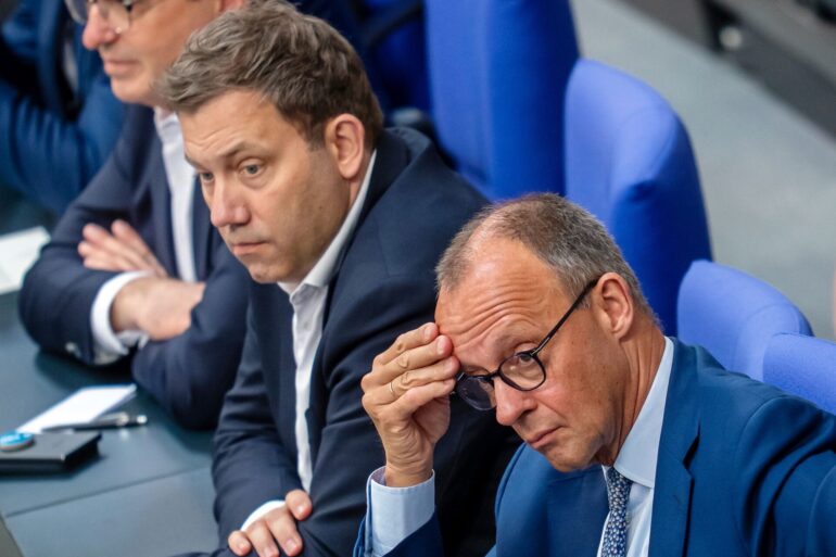 Klingbeil (m.) und Merz (r.) sind sich nicht einig. (Archivbild)