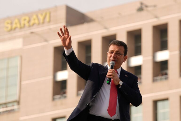 Seit der Verhaftung des CHP-Politikers Imamoglu gibt es immer wieder Razzien gegen Anhänger der größten Oppositionspartei in der Türkei. (Archivbild)