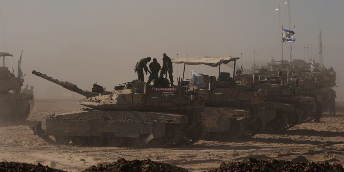 Israelische Soldaten auf dem Dach eines Panzers an der Gaza-Grenze.
